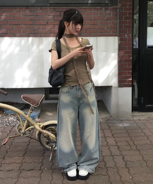 anyonemore(エニワンモア)の「バックポケット裾ボタンサイド切替ワイドデニムパンツ(デニムパンツ・レディース・ライトブルー/ブラック・SMALL/MEDIUM/LARGE)」の3枚目の写真