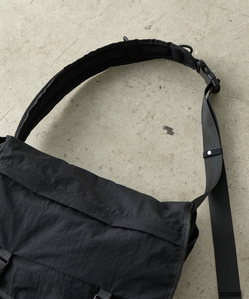 COLONY 2139（コロニートゥーワンスリーナイン）の「軽量380g 撥水ソフトナイロンメッセンジャーバッグ（ショルダーバッグ・メンズ・ブラック・FREE）」の8枚目の写真