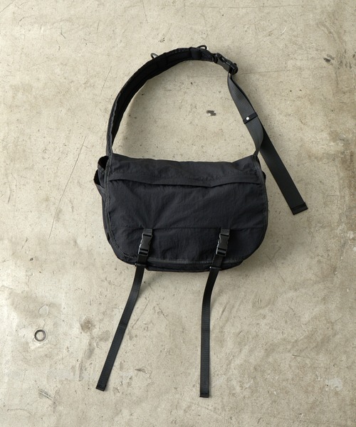 COLONY 2139（コロニートゥーワンスリーナイン）の「軽量380g 撥水ソフトナイロンメッセンジャーバッグ（ショルダーバッグ・メンズ・ブラック・FREE）」の5枚目の写真