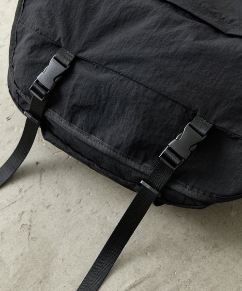 COLONY 2139（コロニートゥーワンスリーナイン）の「軽量380g 撥水ソフトナイロンメッセンジャーバッグ（ショルダーバッグ・メンズ・ブラック・FREE）」の6枚目の写真