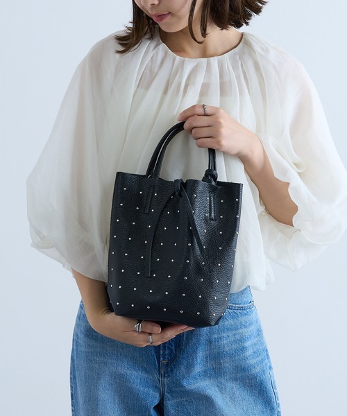 MARLON FIRENZE(マーロンフィレンツェ)の「【MARLON FIRENZE】イタリアンレザー スタッズトートバッグ(トートバッグ・レディース・グレイッシュベージュ/ブラック・FREE)」の2枚目の写真