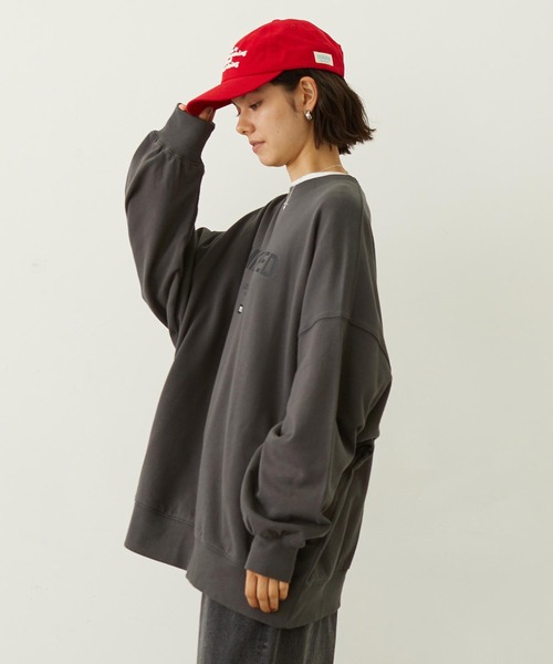 MILKFED.（ミルクフェド）の「STENCIL AND BAR LOGO BIG SWEAT TOP（スウェット・レディース・アッシュ/チャコール/ブラウン/ライトブルー・S/M）」の5枚目の写真