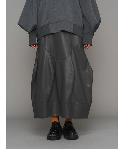 UN3D.（アンスリード）の「FAKE LEATHER COCOON SK / フェイクレザーコクーンスカート（スカート・レディース・グレー/ブラック・38/36）」の3枚目の写真