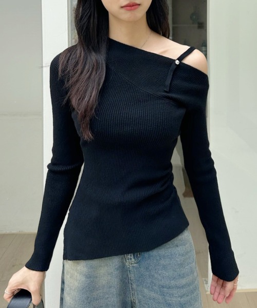 Ada.(エイダ)の「アシンメトリー ワンショル リブニット(ニット/セーター・レディース・グレー/アイボリー/ブラック/ブラウン・FREE)」の3枚目の写真