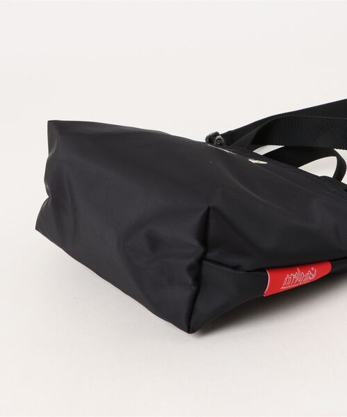 Manhattan Portage（マンハッタンポーテージ）の「MICRO PORTAGE TOTE FLIGHT NYLON BACKING PEANUTS 25（トートバッグ・レディース・ブラック・X-SMALL）」の8枚目の写真