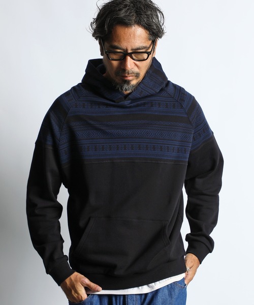 The DUFFER of ST.GEORGE（ザダファーオブセントジョージ）の「DUFFER ORIGINAL JACQUARD SWITCHING PARKA：オリジナル ジャガード 切替デザイン パーカー（パーカー・メンズ・ブラック/ネイビー・LARGE/MEDIUM/X-LARGE）」の2枚目の写真