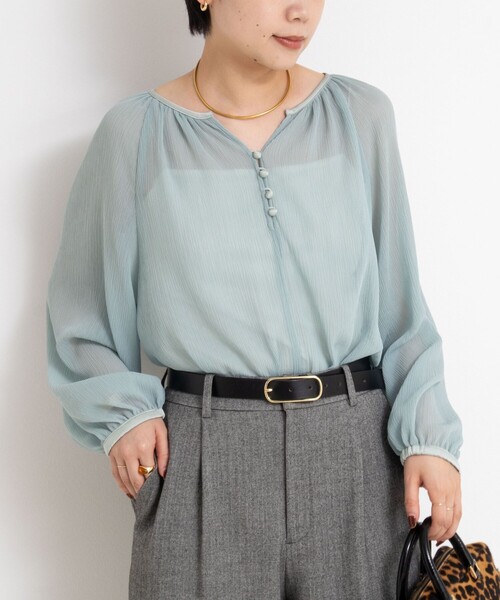NOLLEY’S Sophi（ノーリーズソフィ）の「ウォッシャブル楊柳ギャザーブラウス（シャツ/ブラウス・レディース・グレイッシュブルー/ブラック/グレイッシュベージュ・38）」の9枚目の写真