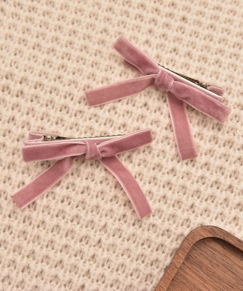 VIBGYOR Women(ヴィブジョー ウィメン)の「【float】カラフル ベロア リボン ヘアクリップ【2個セット】(バレッタ/ヘアクリップ・レディース・ブラック/ダークグリーン/マスタード/スモークピンク/ワインレッド・FREE)」の4枚目の写真