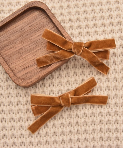 VIBGYOR Women(ヴィブジョー ウィメン)の「【float】カラフル ベロア リボン ヘアクリップ【2個セット】(バレッタ/ヘアクリップ・レディース・ブラック/ダークグリーン/マスタード/スモークピンク/ワインレッド・FREE)」の3枚目の写真