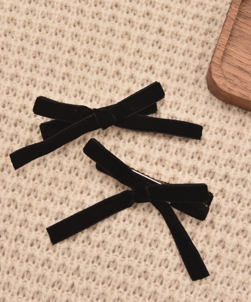 VIBGYOR Women(ヴィブジョー ウィメン)の「【float】カラフル ベロア リボン ヘアクリップ【2個セット】(バレッタ/ヘアクリップ・レディース・ブラック/ダークグリーン/マスタード/スモークピンク/ワインレッド・FREE)」の1枚目の写真