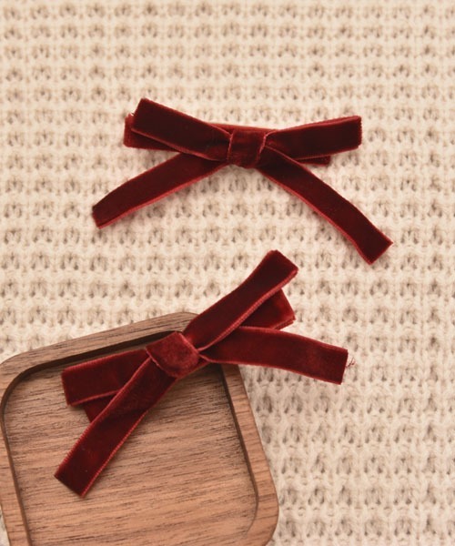 VIBGYOR Women(ヴィブジョー ウィメン)の「【float】カラフル ベロア リボン ヘアクリップ【2個セット】(バレッタ/ヘアクリップ・レディース・ブラック/ダークグリーン/マスタード/スモークピンク/ワインレッド・FREE)」の5枚目の写真