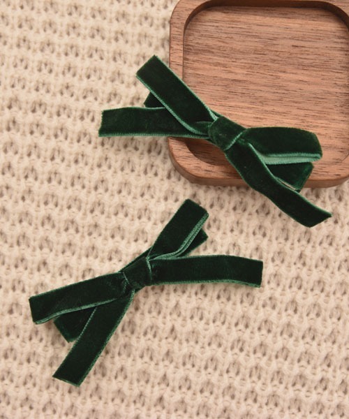 VIBGYOR Women(ヴィブジョー ウィメン)の「【float】カラフル ベロア リボン ヘアクリップ【2個セット】(バレッタ/ヘアクリップ・レディース・ブラック/ダークグリーン/マスタード/スモークピンク/ワインレッド・FREE)」の2枚目の写真