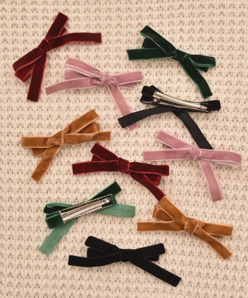 VIBGYOR Women(ヴィブジョー ウィメン)の「【float】カラフル ベロア リボン ヘアクリップ【2個セット】(バレッタ/ヘアクリップ・レディース・ブラック/ダークグリーン/マスタード/スモークピンク/ワインレッド・FREE)」の6枚目の写真