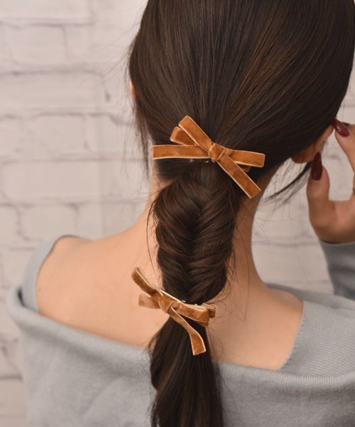 VIBGYOR Women(ヴィブジョー ウィメン)の「【float】カラフル ベロア リボン ヘアクリップ【2個セット】(バレッタ/ヘアクリップ・レディース・ブラック/ダークグリーン/マスタード/スモークピンク/ワインレッド・FREE)」の21枚目の写真