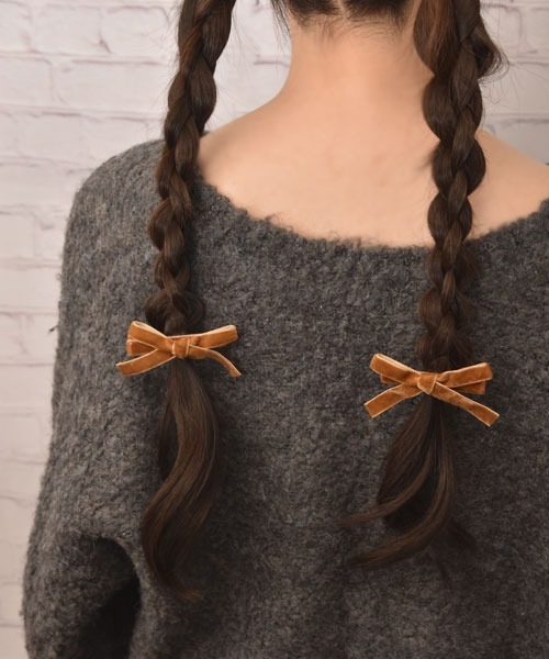 VIBGYOR Women(ヴィブジョー ウィメン)の「【float】カラフル ベロア リボン ヘアクリップ【2個セット】(バレッタ/ヘアクリップ・レディース・ブラック/ダークグリーン/マスタード/スモークピンク/ワインレッド・FREE)」の9枚目の写真