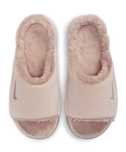 NIKE(ナイキ)の「ナイキ カーム エレベーション ファー ウィメンズスライド / Nike Calm Elevation Fur Women's Slides HV8560-600 Silt Red(サンダル・レディース・ピンク系その他2・24/25/22/23/26)」の5枚目の写真