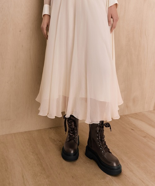 CHARLES & KEITH(チャールズ & キース)の「サテンレース プラットフォームコンバットブーツ(ブーツ・レディース・ブラック/ダークブラウン・25.5cm/25cm/24.5cm/23.5cm/23cm/22.5cm)」の1枚目の写真