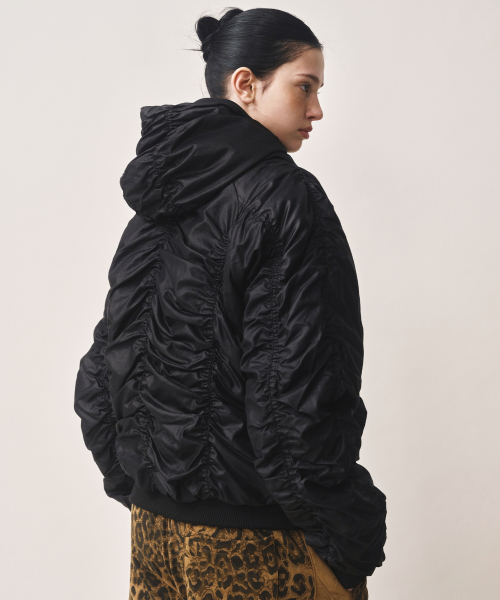 NICK&NICOLE（ニックアンドニコール）の「HOODY SHIRRING VOLUME JACKET_BLACK（ブルゾン・レディース・その他・FREE）」の3枚目の写真