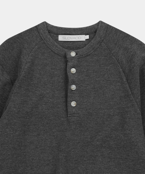SLOWACID（スローアシッド）の「カーブドワッフルヘンリーネック[チャコール]（Tシャツ/カットソー・レディース・その他・MEDIUM/LARGE）」の2枚目の写真