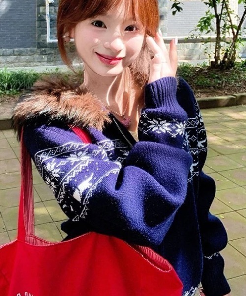 ViViDAY（ビビデー）の「ノルディック柄エコファーフード付きニットカーディガン（カーディガン/ボレロ・レディース・グレー/ネイビー・M）」の15枚目の写真