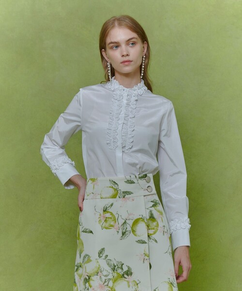 LOULOU WILLOUGHBY(ルルウィルビー)の「【LOULOU WILLOUGHBY】テクニカルギャザーブラウス(シャツ/ブラウス・レディース・ネイビー/ライトベージュ/オフホワイト・2)」の2枚目の写真