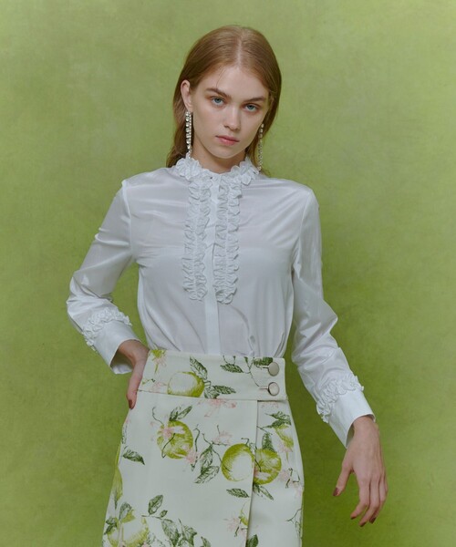 LOULOU WILLOUGHBY(ルルウィルビー)の「【LOULOU WILLOUGHBY】テクニカルギャザーブラウス(シャツ/ブラウス・レディース・ネイビー/ライトベージュ/オフホワイト・2)」の4枚目の写真