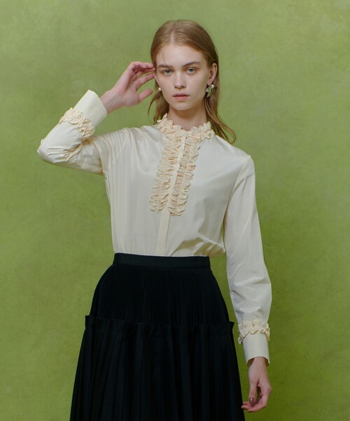 LOULOU WILLOUGHBY(ルルウィルビー)の「【LOULOU WILLOUGHBY】テクニカルギャザーブラウス(シャツ/ブラウス・レディース・ネイビー/ライトベージュ/オフホワイト・2)」の12枚目の写真