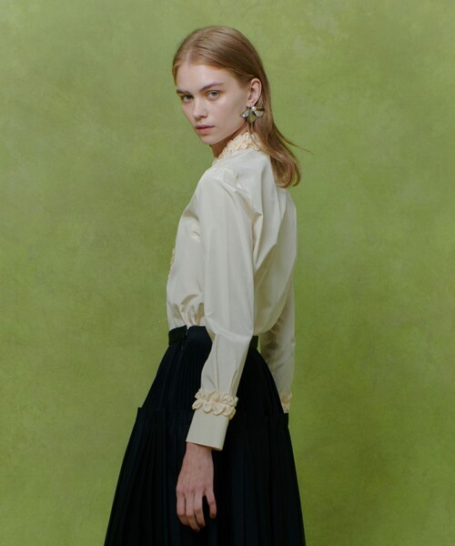 LOULOU WILLOUGHBY(ルルウィルビー)の「【LOULOU WILLOUGHBY】テクニカルギャザーブラウス(シャツ/ブラウス・レディース・ネイビー/ライトベージュ/オフホワイト・2)」の13枚目の写真