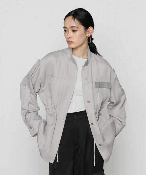 K.T KIYOKO TAKASE（キヨコタカセ）の「〔 Sサイズ 〕 テンセルリネンサテン ミリタリー調シャツブルゾン（ブルゾン・レディース・ライトグレー/ブラック・5号）」の2枚目の写真