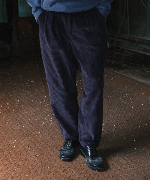VDR（ブイディアール）の「TWO-TUCK CORDUROY PANTS [Sailor Blue]（その他パンツ・メンズ・その他・LARGE）」の2枚目の写真