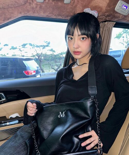 MUCENT(ムセント)の「ラックスレザーショルダーバッグクロスバッグ(成人男女共用)(メッセンジャーバッグ・レディース・ブラック・FREE)」の3枚目の写真