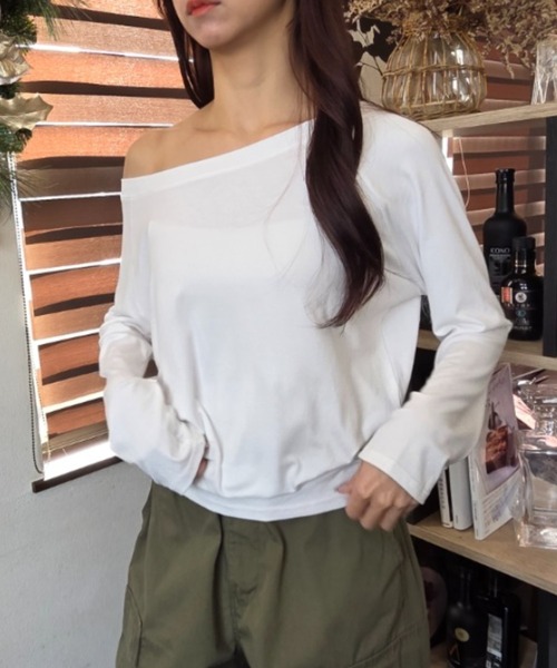 tolene(トレネ)の「ワンショルダー ドルマンスリーブ 長袖カットソー(Tシャツ/カットソー・レディース・ブラック/ホワイト・FREE)」の4枚目の写真