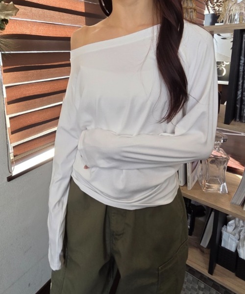 tolene(トレネ)の「ワンショルダー ドルマンスリーブ 長袖カットソー(Tシャツ/カットソー・レディース・ブラック/ホワイト・FREE)」の6枚目の写真