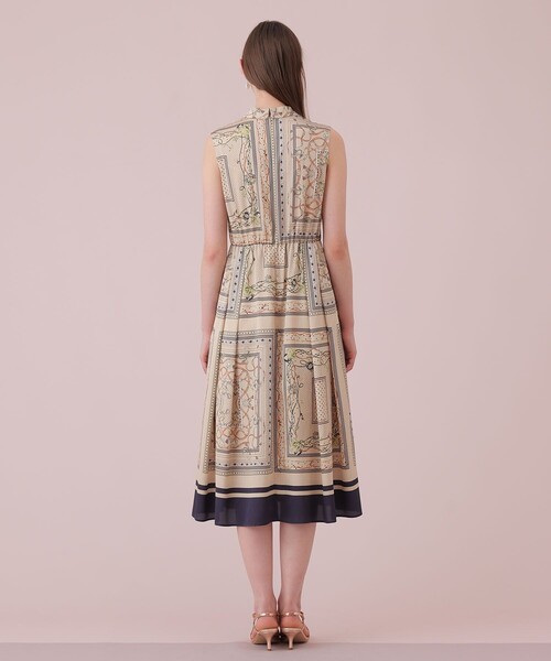 ANAYI（アナイ）の「スカーフプリントボウタイ ワンピース（ワンピース・レディース・オフホワイト/ネイビー/ベージュ・38/36/34）」の9枚目の写真