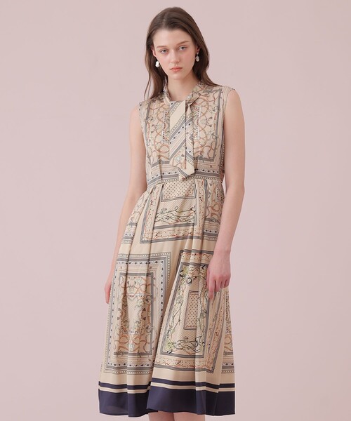 ANAYI（アナイ）の「スカーフプリントボウタイ ワンピース（ワンピース・レディース・オフホワイト/ネイビー/ベージュ・38/36/34）」の7枚目の写真