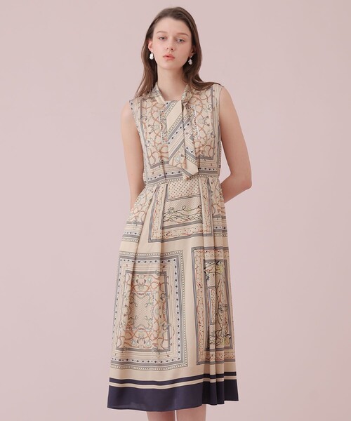 ANAYI（アナイ）の「スカーフプリントボウタイ ワンピース（ワンピース・レディース・オフホワイト/ネイビー/ベージュ・38/36/34）」の6枚目の写真