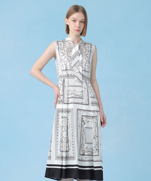 ANAYI（アナイ）の「スカーフプリントボウタイ ワンピース（ワンピース・レディース・オフホワイト/ネイビー/ベージュ・38/36/34）」の4枚目の写真