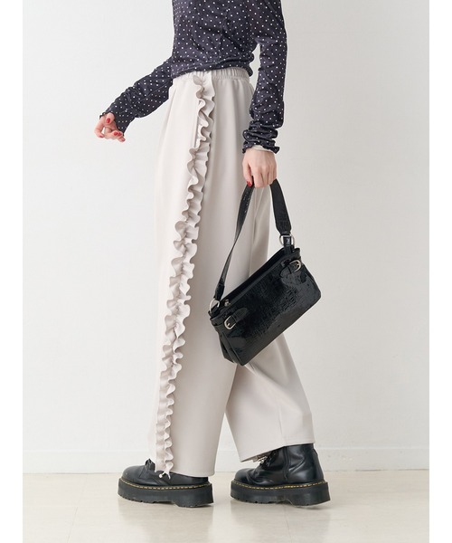 jouetie（ジュエティ）の「バレルレッグフリルトラックパンツ【セットアップ対応】（その他パンツ・レディース・ブラック/アイボリー/ブルー・MEDIUM）」の2枚目の写真