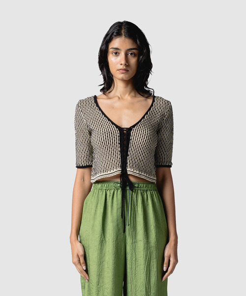 muller of yoshiokubo(ミュラーオブヨシオクボ)の「muller of yoshiokubo ミュラーオブヨシオクボ / RIPPLE LACE-UP KNIT バックリボンリップルレースアップニット / MLS26808(ニット/セーター・レディース・レッド/ブラック・38)」の2枚目の写真