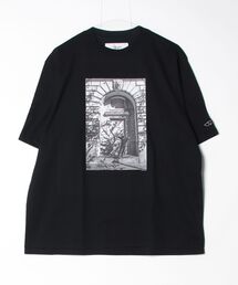 JOHN MASON SMITH（ジョンメイソンスミス）の「JOHN MASON SMITH JAI TANJU DOWN THERE S/S T-SHIRT (26SCT-#259S)（Tシャツ/カットソー）」