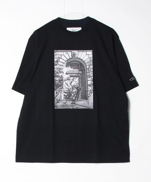 JOHN MASON SMITH(ジョンメイソンスミス)の「JOHN MASON SMITH JAI TANJU DOWN THERE S/S T-SHIRT (26SCT-#259S)(Tシャツ/カットソー・メンズ・ブラック・LARGE/X-LARGE)」の1枚目の写真
