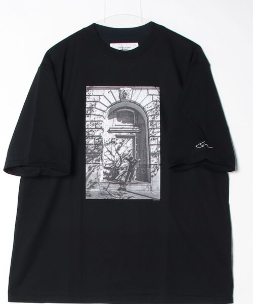 JOHN MASON SMITH(ジョンメイソンスミス)の「JOHN MASON SMITH JAI TANJU DOWN THERE S/S T-SHIRT (26SCT-#259S)(Tシャツ/カットソー・メンズ・ブラック・LARGE/X-LARGE)」の2枚目の写真