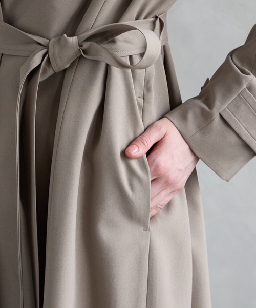 AIMER（エメ）の「アンブレラヨークバックタックラップロングコート（その他アウター・レディース・モカ/グレイッシュベージュ・MEDIUM）」の13枚目の写真