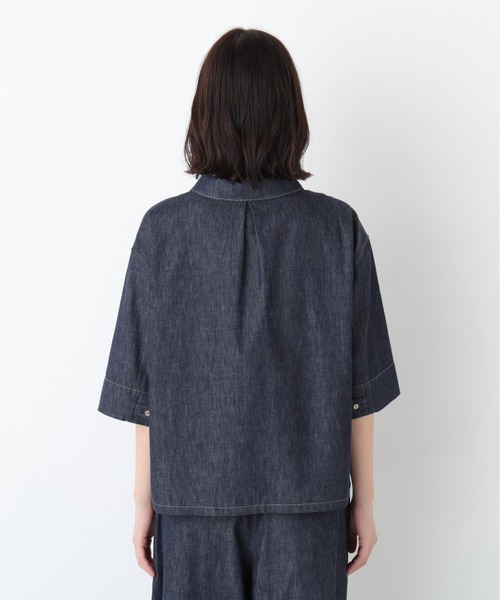 human woman(ヒューマンウーマン)の「◆【定番/ウォッシャブル】ライトオンスデニムスキッパーブラウス(シャツ/ブラウス・レディース・ネイビー/ブラウン・MEDIUM)」の7枚目の写真