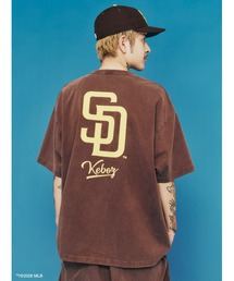 KEBOZ（ケボズ）の「KEBOZ × MLB SAN DIEGO PADRES LOGO WASHED S S TEE（Tシャツ/カットソー）」