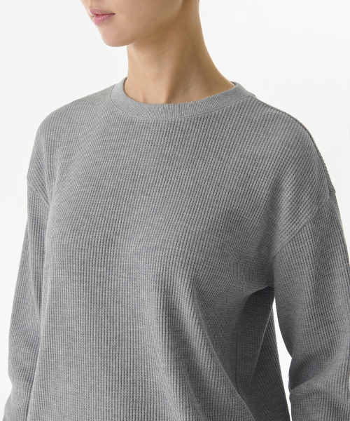 MUSINSA STANDARD WOMAN（ムシンサスタンダードウーマン）の「ウィメンズワッフルリラックスクルーネック長袖Tシャツ[メランジグレー]（Tシャツ/カットソー・レディース・その他・X-SMALL/SMALL/MEDIUM/LARGE）」の3枚目の写真
