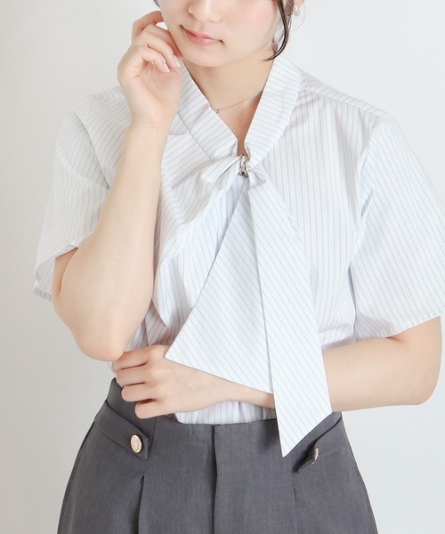 ASTORIA ODIER(アストリアオディール)の「金具リングループボウタイブラウス(半袖/オフィス)(ビジネスシャツ・レディース・ホワイト×ブルー/ホワイト/ホワイト系その他/ネイビー/ブルー/ミント・MEDIUM/LARGE)」の4枚目の写真