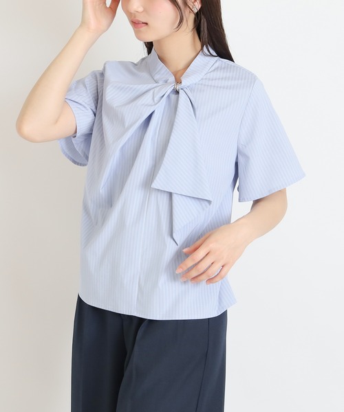 ASTORIA ODIER(アストリアオディール)の「金具リングループボウタイブラウス(半袖/オフィス)(ビジネスシャツ・レディース・ホワイト×ブルー/ホワイト/ホワイト系その他/ネイビー/ブルー/ミント・MEDIUM/LARGE)」の5枚目の写真