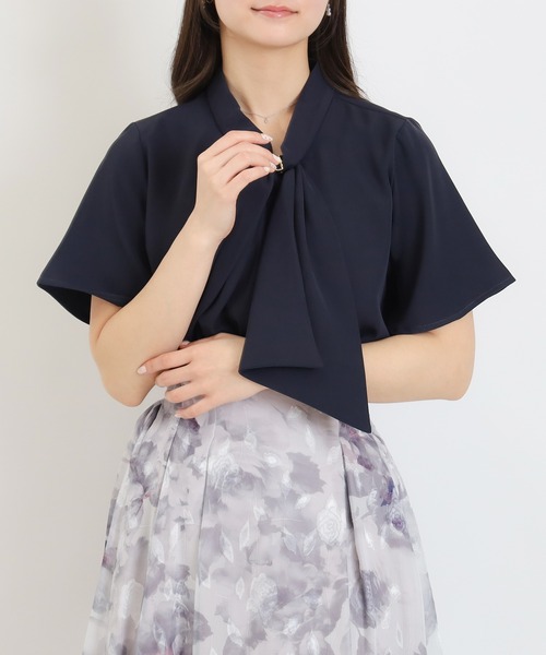 ASTORIA ODIER(アストリアオディール)の「金具リングループボウタイブラウス(半袖/オフィス)(ビジネスシャツ・レディース・ホワイト×ブルー/ホワイト/ホワイト系その他/ネイビー/ブルー/ミント・MEDIUM/LARGE)」の1枚目の写真
