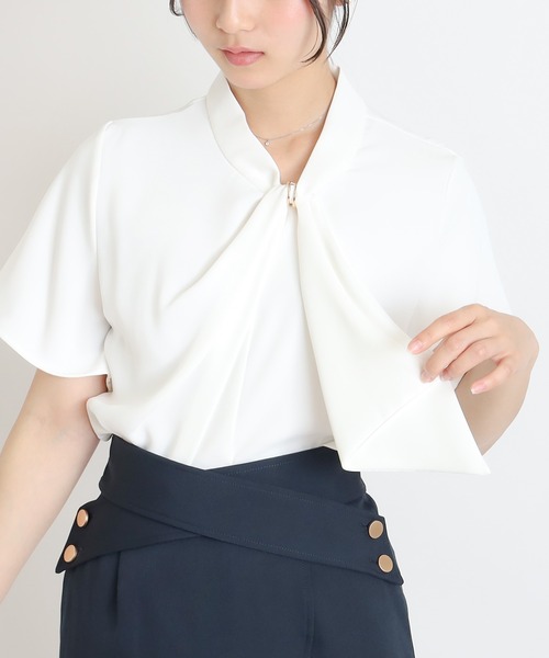 ASTORIA ODIER(アストリアオディール)の「金具リングループボウタイブラウス(半袖/オフィス)(ビジネスシャツ・レディース・ホワイト×ブルー/ホワイト/ホワイト系その他/ネイビー/ブルー/ミント・MEDIUM/LARGE)」の3枚目の写真